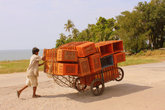 На границе с Камбоджией всегда можно увидеть такие тележки... Бизнес на границе