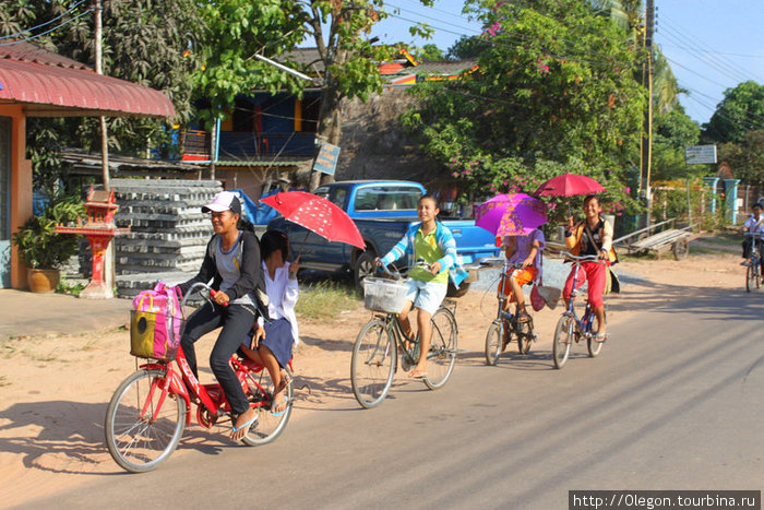 Зонтики- полезная вещь, можно стесняясь спрятаться от фотографов, можно спрятаться от солнца, да и просто вещь красивая... Камбоджа