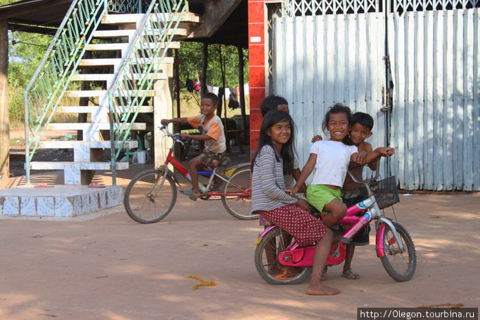 Дети любят позировать Камбоджа