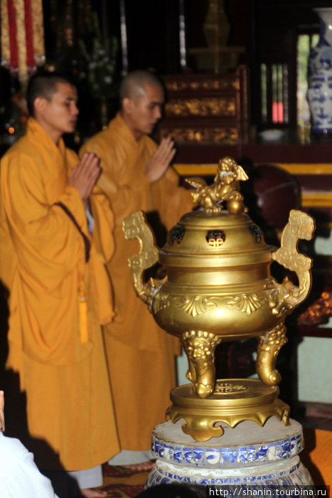 Треножник и монахи Хюэ, Вьетнам