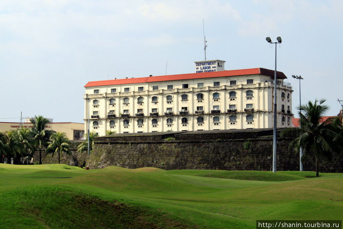 Стена Интрамуроса и поле для гольфа