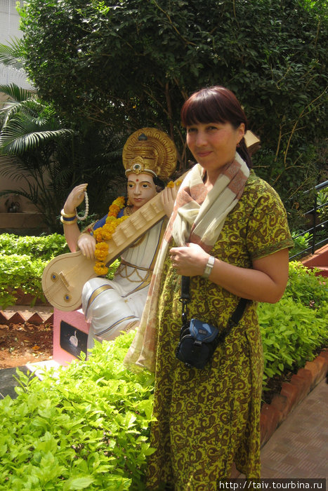 рядом с Богиней Сарасвати (так приятно) Индия