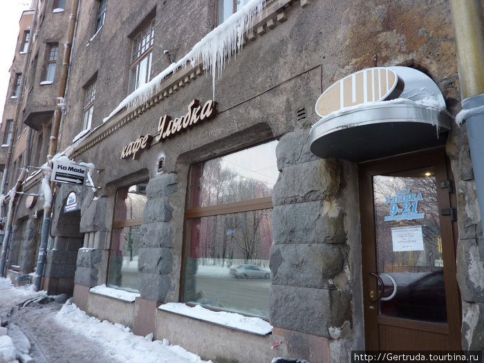 Вход в кафе Улыбка со стороны Ленинградского шоссе. Выборг, Россия