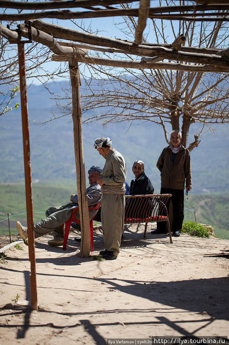 Местные жители любят сидеть на горе... Провинция Дахук, Ирак