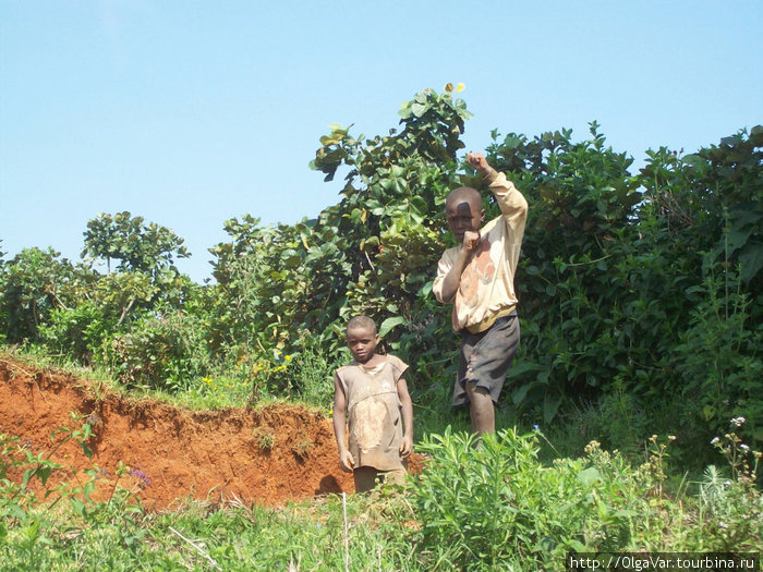 Деревенские дети — грязные и оборванные Бафунда, Уганда