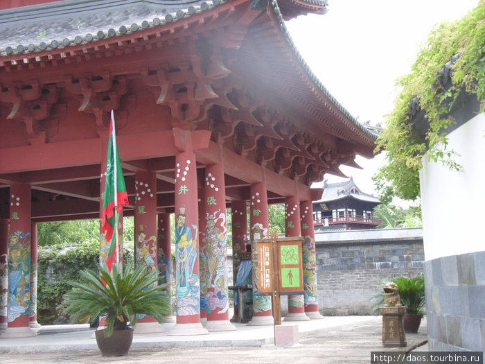 Павильон Девяти Дворцов и Восьми Триграмм Парк горы Лунхушань, Китай