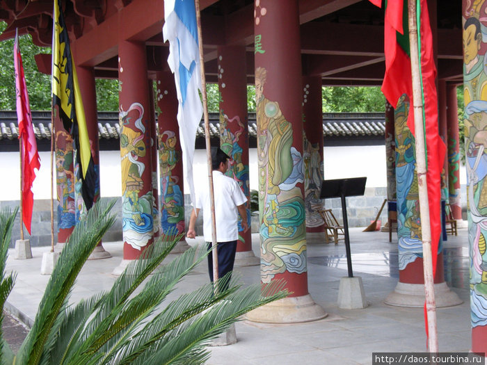 Колонны соответствуют 28 созведиям зодиака Парк горы Лунхушань, Китай