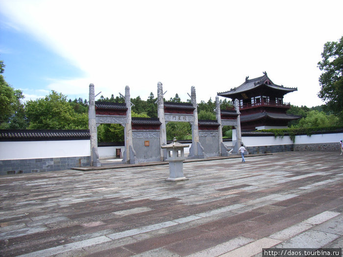 Ворота Волшебной Звезды (Линсян) Парк горы Лунхушань, Китай