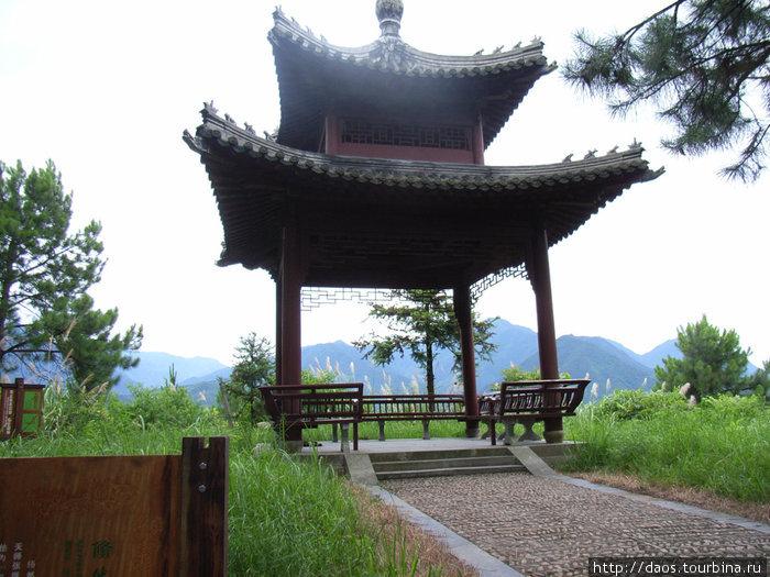 Беседка где медитировал Небесный Наставник Парк горы Лунхушань, Китай