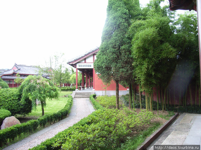 Шанцин: Обед в Резиденции Небесных Наставников Парк горы Лунхушань, Китай