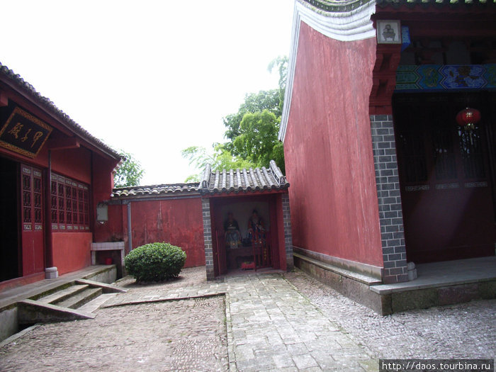 Шанцин: Обед в Резиденции Небесных Наставников Парк горы Лунхушань, Китай
