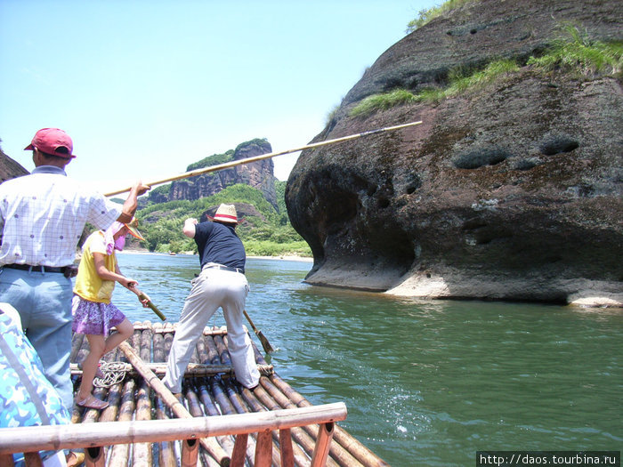 На плотах по реке Луси через причудливые скалы Парк горы Лунхушань, Китай