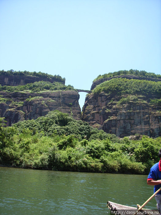 На плотах по реке Луси через причудливые скалы Парк горы Лунхушань, Китай