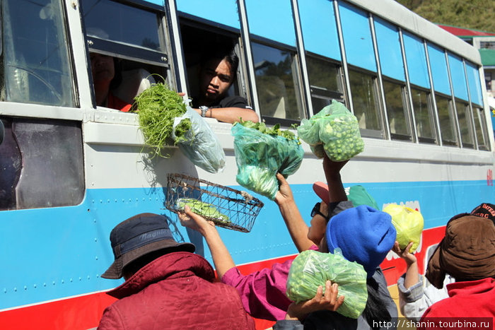 Торговцы-разносчики предлагают свои товары Сагада, Филиппины