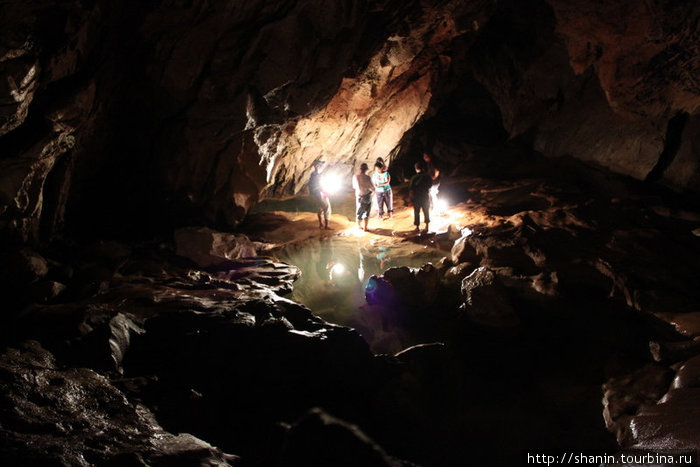 Туристы в Великой пещере Сагада, Филиппины