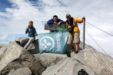 Участники кругосветки Мир без виз с флагом Турбины на вершине горы Кинабалу