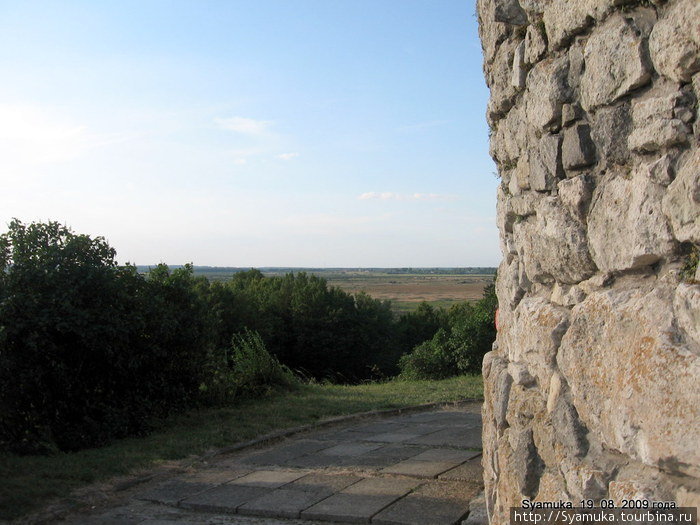 Мощеная каменными плитами дорожка ведет вокруг замка. Олесько, Украина