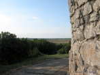 Мощеная каменными плитами дорожка ведет вокруг замка.