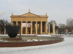 Здание театра и фонтан