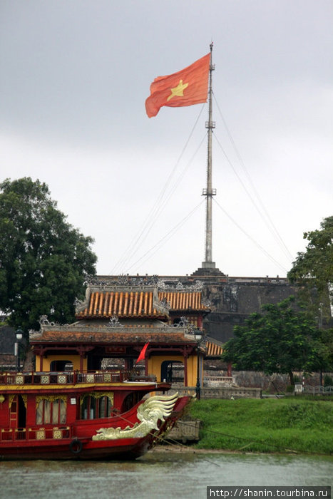 Флаг над Цитаделью Хюэ, Вьетнам