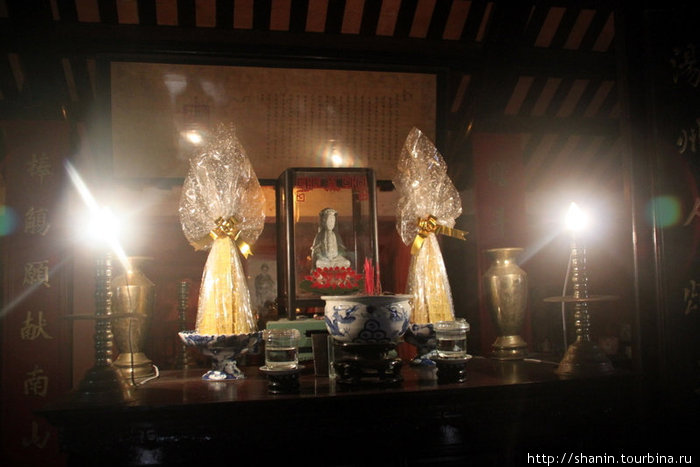 Алтарь в китайском храме Хюэ, Вьетнам