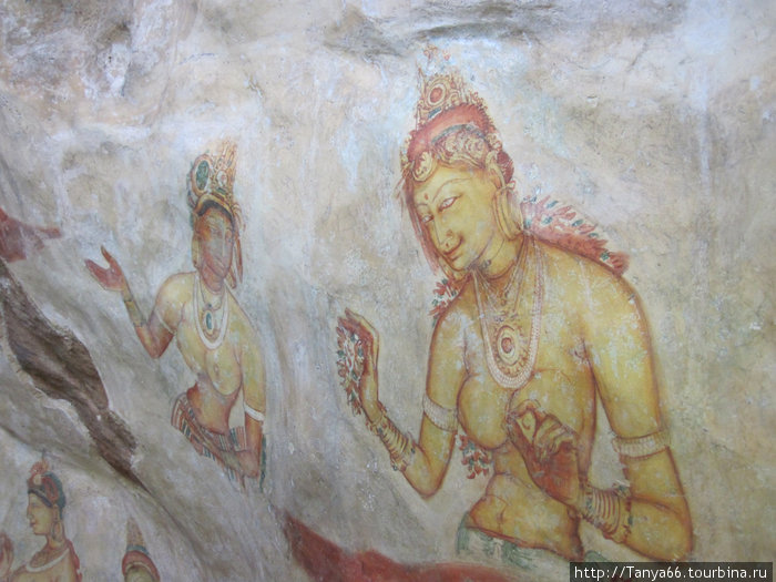 Одновременно с тем утверждается, что сами буддистские монахи и соскребали фрески после смерти Касапы. Вроде как эти изображения противоречат традициям пуританства. Шри-Ланка