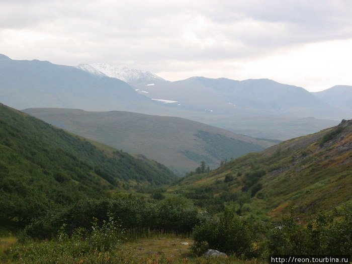 Вид на долину реки Собь из кулуара. На той стороне долины — массив Рай-Из Ямало-Ненецкий автономный округ, Россия