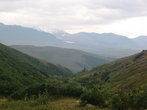 Вид на долину реки Собь из кулуара. На той стороне долины — массив Рай-Из