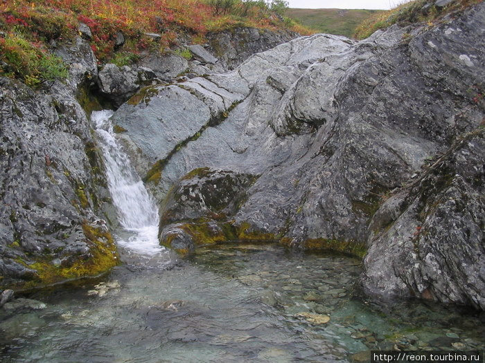 Мини-водопад, а перед ним ванна — для любителей холодных купаний. И отполированные коренные породы Ямало-Ненецкий автономный округ, Россия