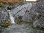 Мини-водопад, а перед ним ванна — для любителей холодных купаний. И отполированные коренные породы