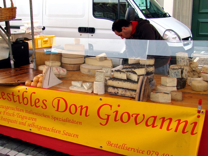 продавец выкладывает швейцарский сыр Люцерн, Швейцария