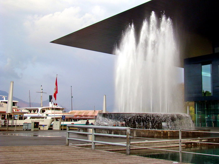 фонтан и рядом пристань, где началась наша водная экскурсия Люцерн, Швейцария