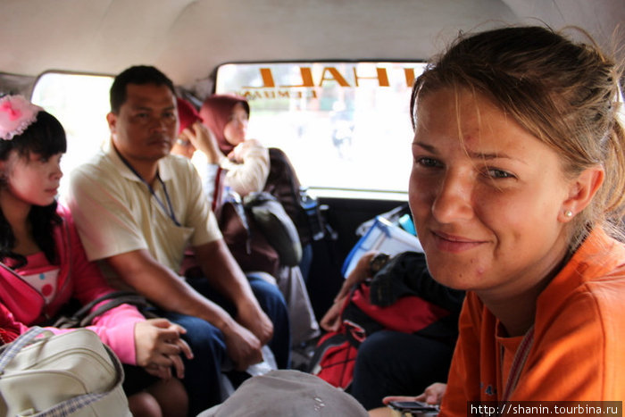 Назад в Бандунг возвращаемся на маршрутном такси — с местными жителями.