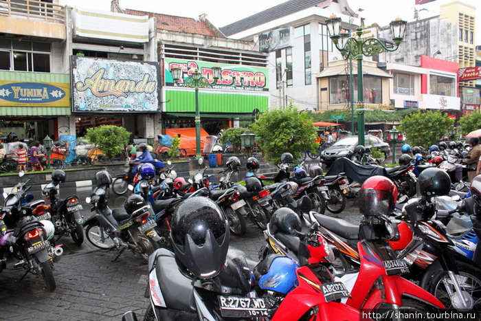 На улицах Джокьякарты всегда много мотоциклов. Джокьякарта, Индонезия