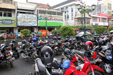 На улицах Джокьякарты всегда много мотоциклов.