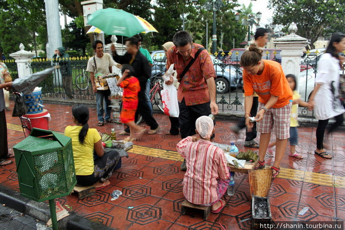На улицах продают маленькие шашлычки — сатэ Джокьякарта, Индонезия