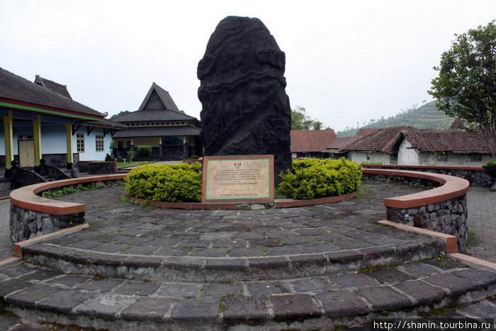 Памятник в деревне Село у подножия вулкана Мерапи
