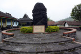 Памятник в деревне Село у подножия вулкана Мерапи