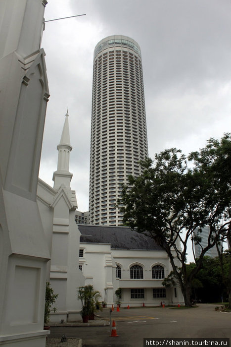 Церковь Святого Андрея и современный небоскреб Сингапур (город-государство)