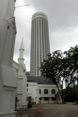 Церковь Святого Андрея и современный небоскреб