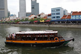 Прогулочное судно на реке Сингапур