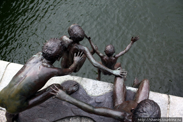 Дети прыгают в воду — памятник на берегу реки Сингапур Сингапур (город-государство)