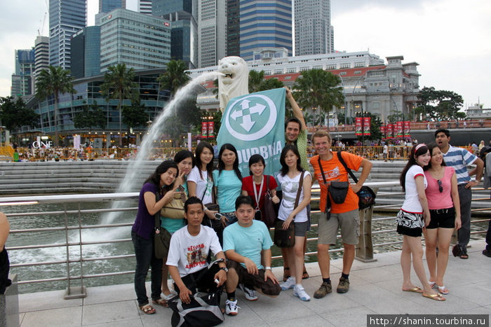 Участники кругосветки Мир без виз в окружении местных жителей Сингапур (город-государство)