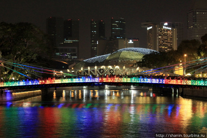 Мост в новогоднем освещении Сингапур (город-государство)
