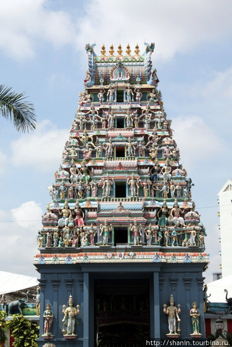 Гопурам индуистского храма Сингапур (город-государство)