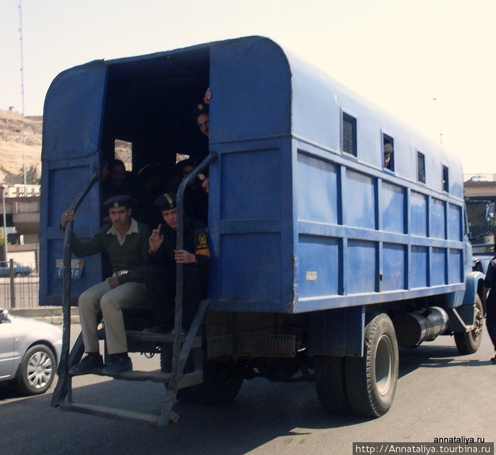 А вот так, например, перевозят в Каире местных полицейских. Каир, Египет