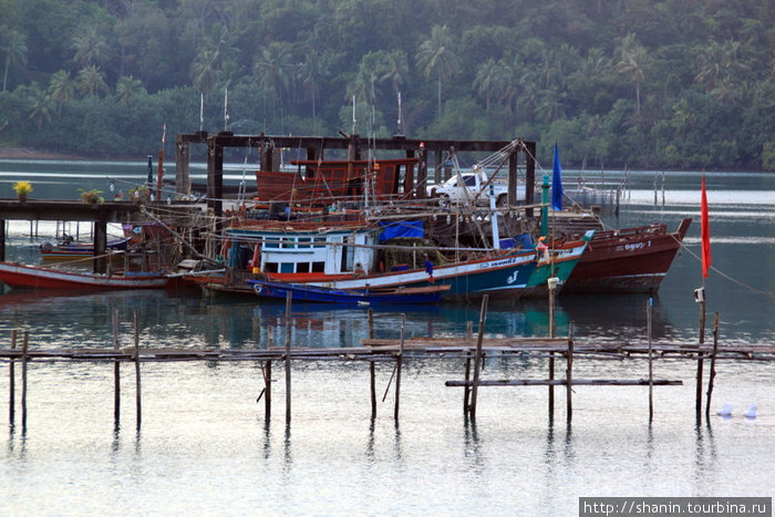 Лодки у берега острова Ко-Чанг Остров Чанг, Таиланд