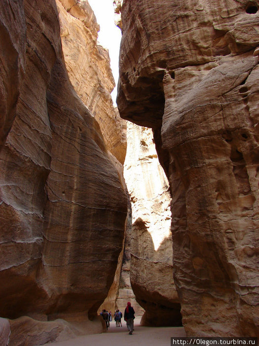 Дорога в город проходит через ущелье с отвесными скалами высотой до 70 метров Петра, Иордания