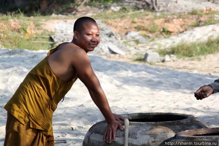 Монахи тоже работают на строительстве своего монастыря Кахконг, Камбоджа