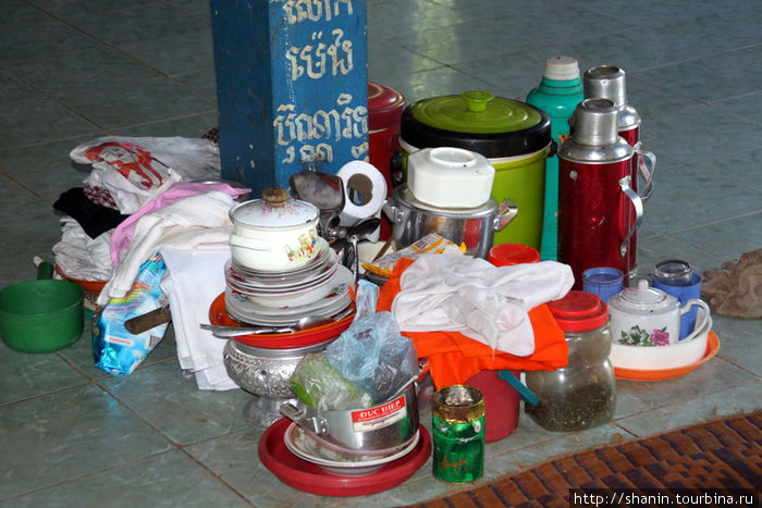 Набор посуды в храме — там же не только молятся, но и едет Кахконг, Камбоджа